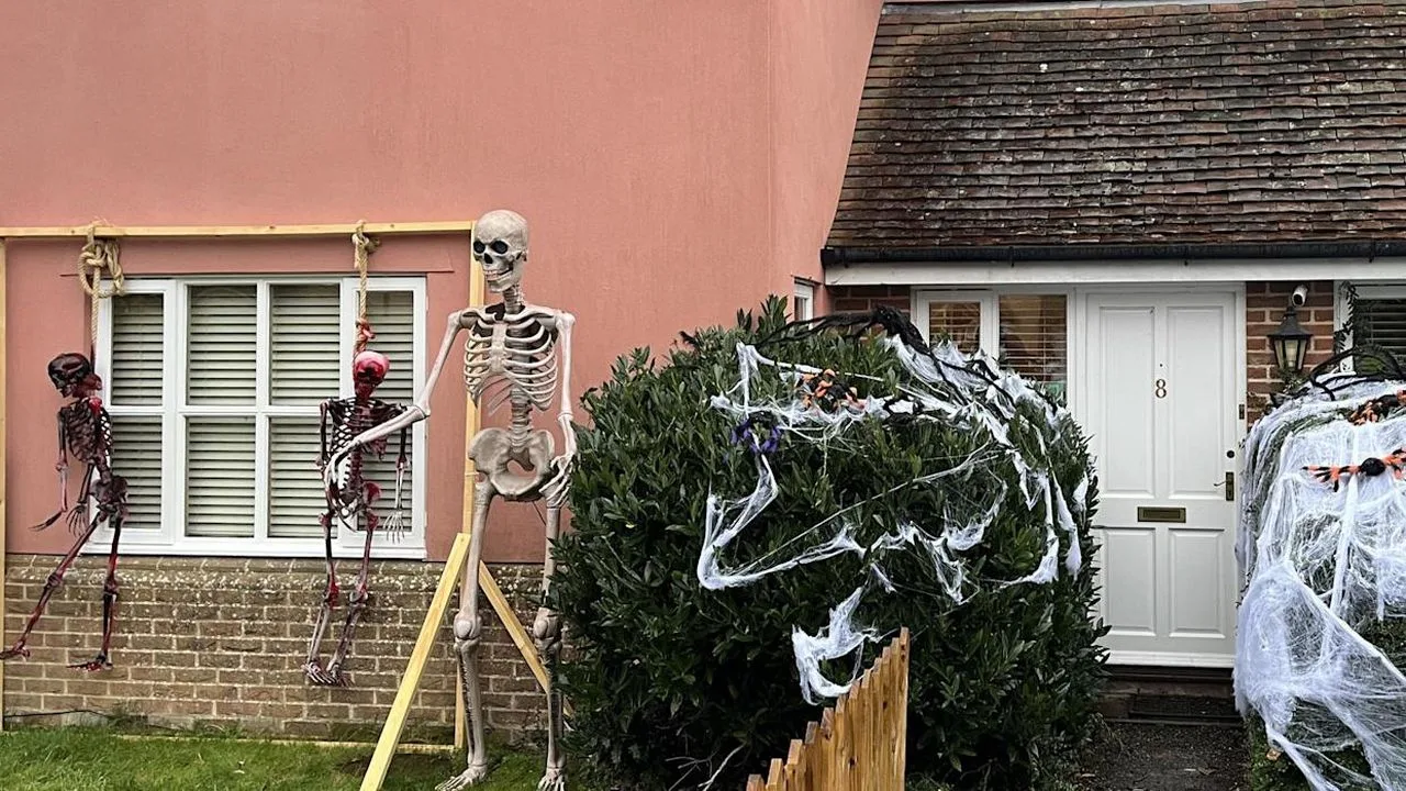 Halloweenra hálószobát díszít a tinilány, hogy jótékonykodjon!
