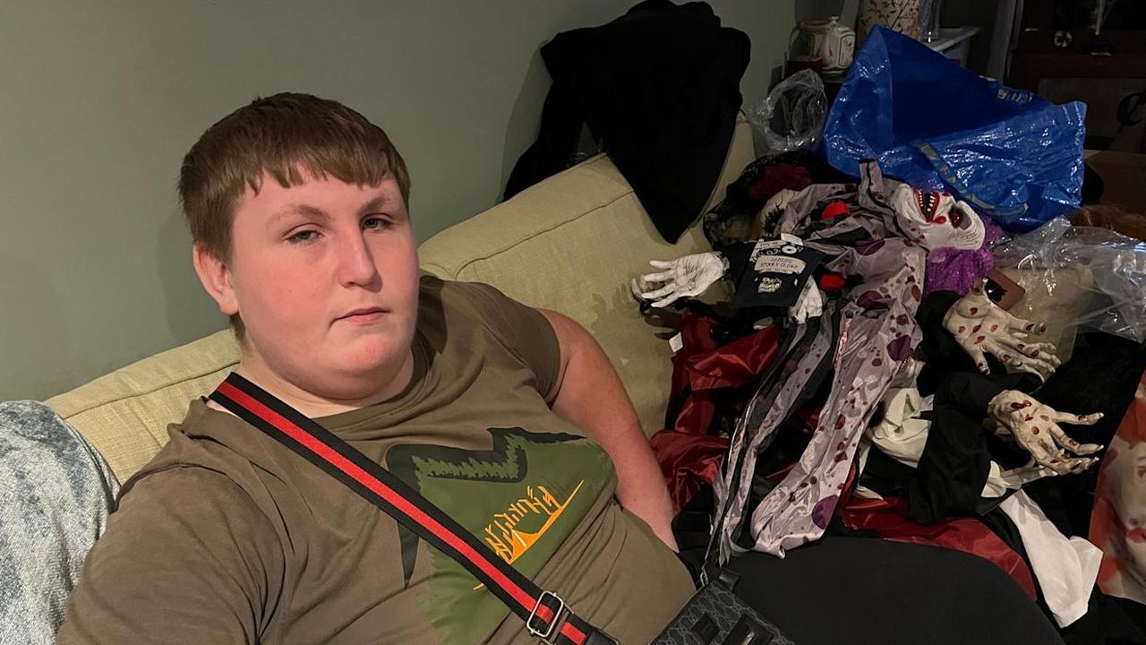 Halloweenra hálószobát díszít a tinilány, hogy jótékonykodjon!