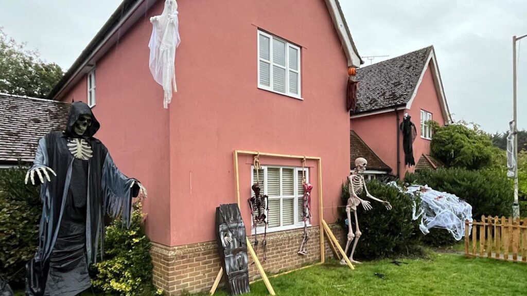 Halloweenra hálószobát díszít a tinilány, hogy jótékonykodjon!