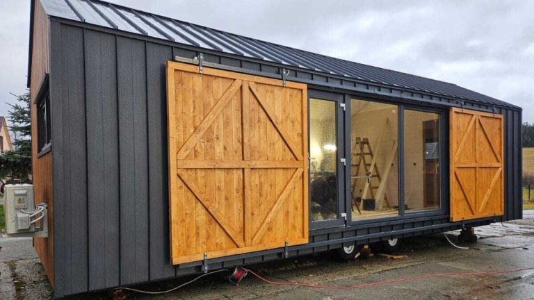 Mini Domek Tiny House Offers Apartment Comfort for Families